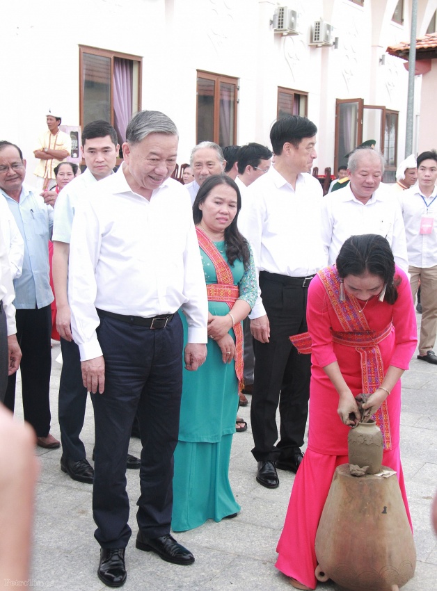 Tổng Bí thư Tô Lâm dự lễ động thổ công trình Nhà đa năng Trường Mẫu giáo Phước Dinh (Ninh Thuận) Tổng Bí thư Tô Lâm trao tặng công trình nhà đa năng cho Trường Mẫu giáo Phước Dinh (Ninh Thuận)