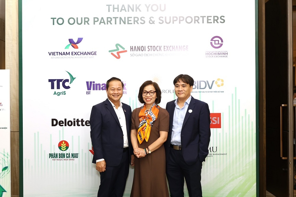Chủ tịch HĐQT Mai Thế Toàn (trái), Tổng Giám đốc Nguyễn Xuân Cường (phải) cùng Chủ tịch VIOD Hà Thu Thanh (giữa) Chủ tịch HĐQT Mai Thế Toàn (trái), Tổng Giám đốc Nguyễn Xuân Cường (phải) cùng Chủ tịch VIOD Hà Thu Thanh (giữa)