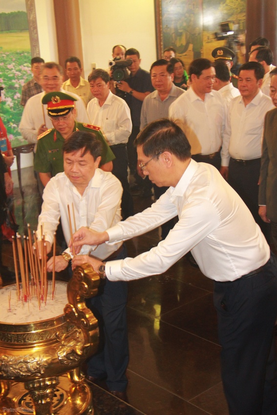 Tổng Bí thư Tô Lâm dâng hương, viếng mộ Cụ Phó bảng Nguyễn Sinh Sắc Tổng Bí thư Tô Lâm dâng hương, viếng mộ Cụ Phó bảng Nguyễn Sinh Sắc