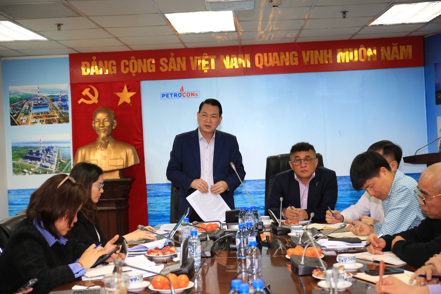Petrocons phải đứng dậy trên vai những người khổng lồ