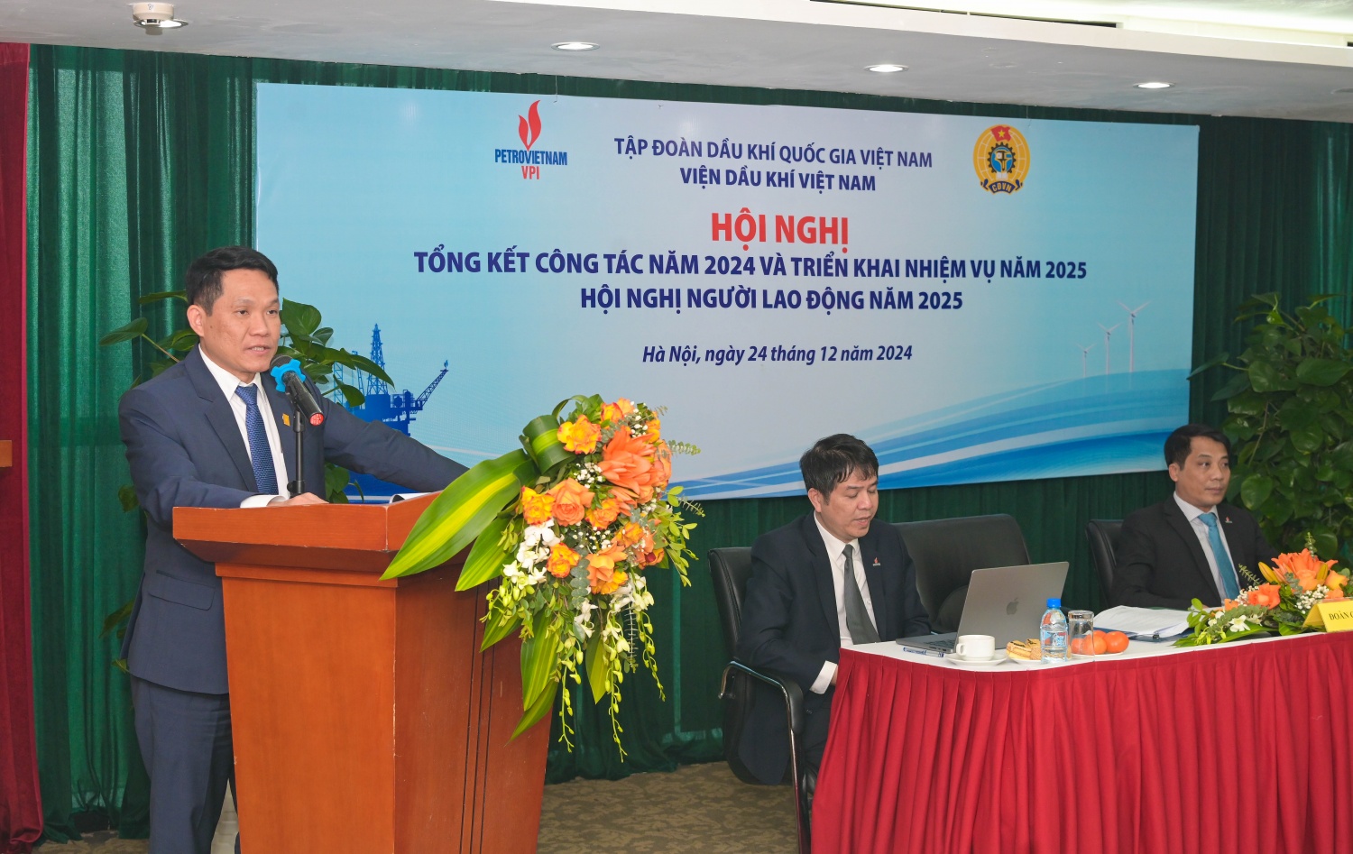 Đồng chí Phan Minh Quốc Bình - Phó Viện trưởng phụ trách VPI báo cáo tại Hội nghị