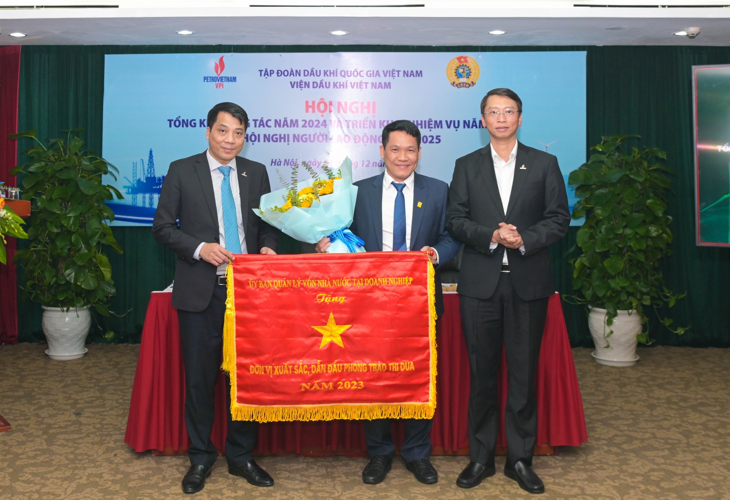 Lãnh đạo VPI nhận cờ thi đua của Ủy ban Quản lý vốn nhà nước tại doanh nghiệp