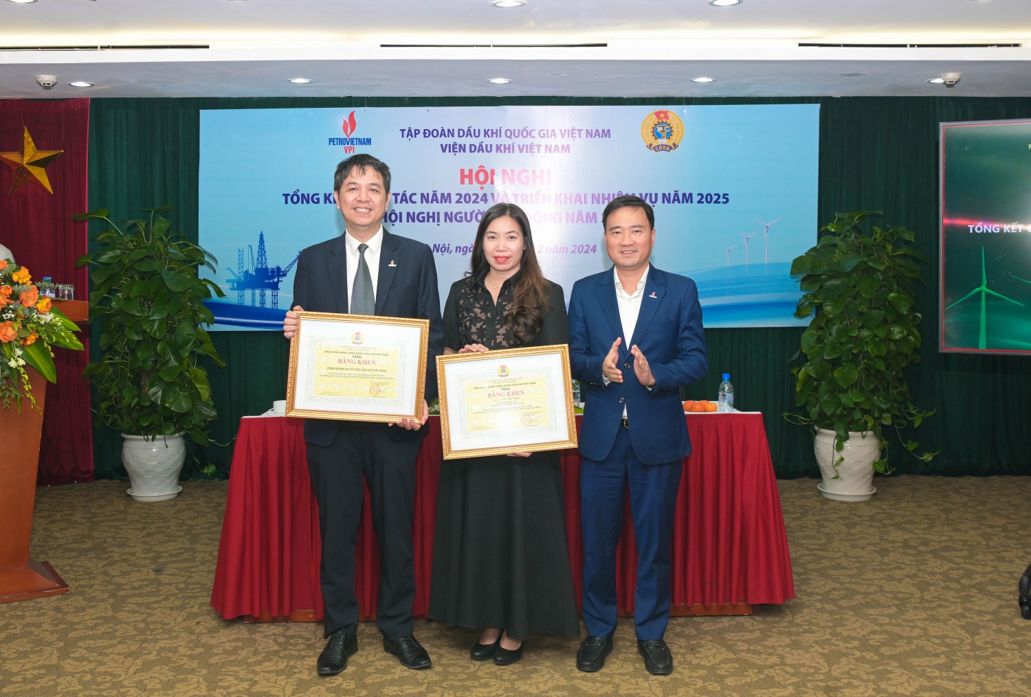 Phó Chủ tịch CĐ DKVN Vũ Anh Tuấn tặng bằng khen cho đại diện tập thể và cá nhân Công đoàn cơ sở VPI