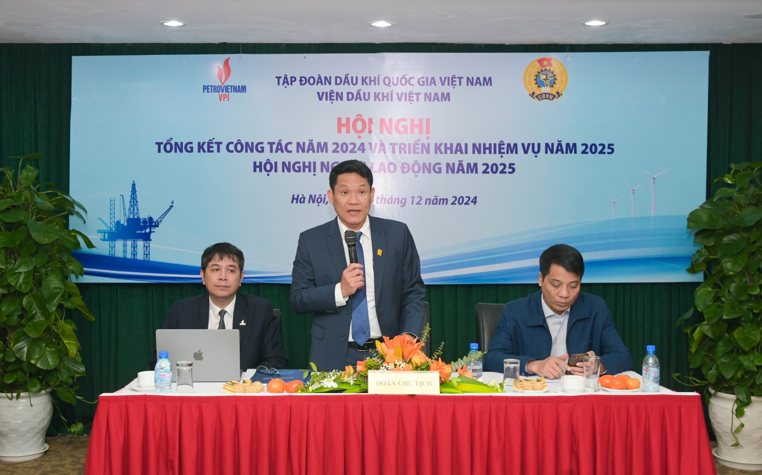 Phó Viện trưởng VPI Phan Minh Quốc Bình trả lời các kiến nghị của NLĐ VPI
