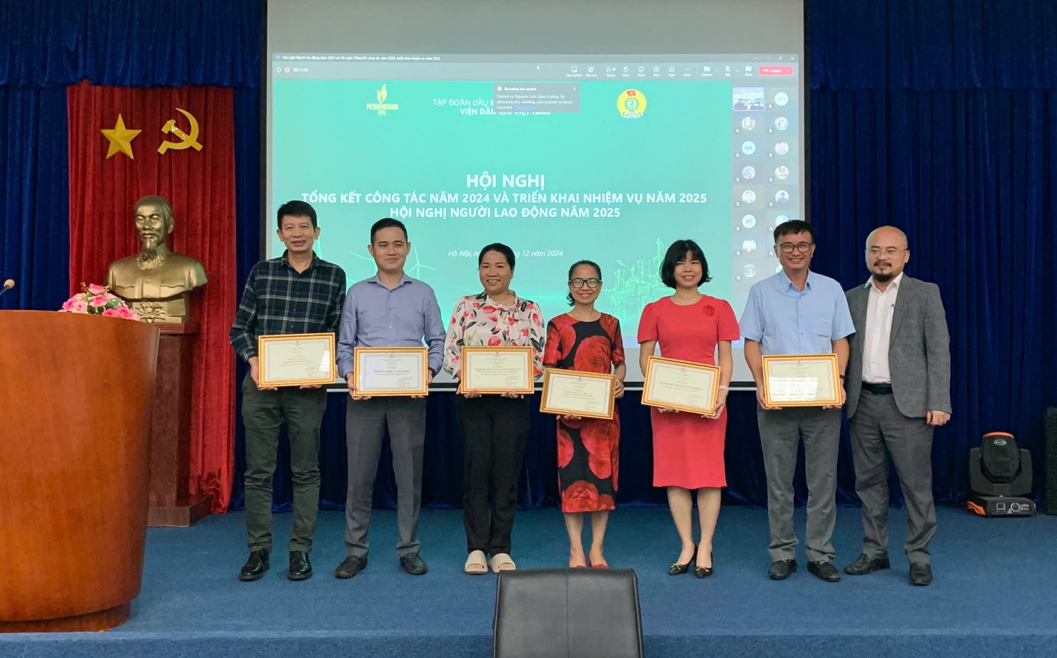 Đại diện các Ban ,Văn phòng, Trung tâm, Bộ phận thuộc VPI khu vực phía Nam nhận bằng khen của Viện trưởng Viện Dầu khí Việt Nam 