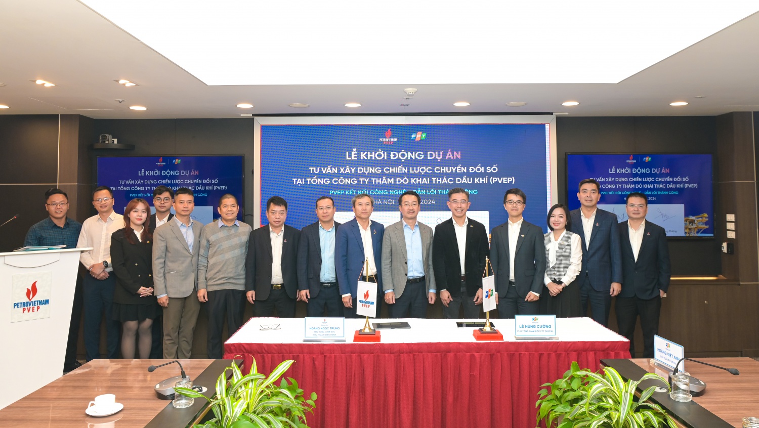 Các đại biểu chụp ảnh lưu niệm tại chương trình
