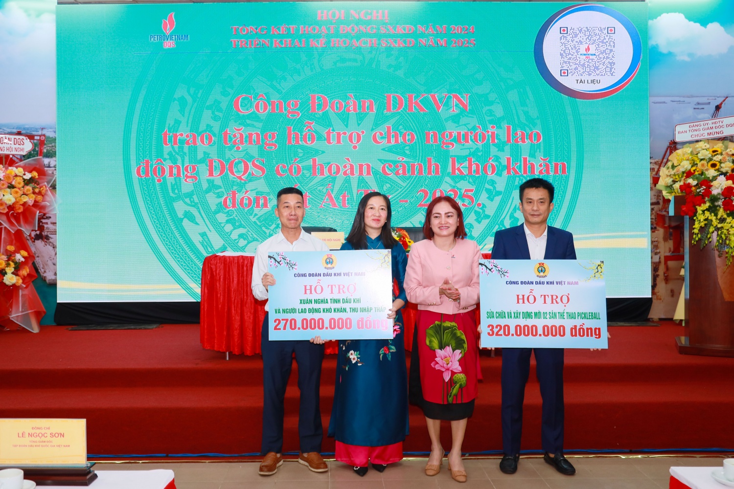 Bà Nghiêm Thuỷ Lan - Chủ tịch Công đoàn Dầu khí Việt Nam trao bảng tượng trưng hỗ trợ cho DQS.