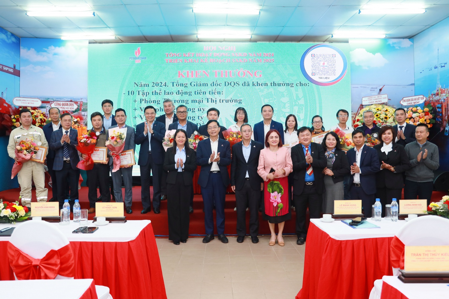 Ban lãnh đạo Tập đoàn và Ban lãnh đạo DQS trao tặng bằng khen cho tập thể và các cá nhân đã đóng góp tích cực vào hoạt động SXKD của DQS trong năm 2024.