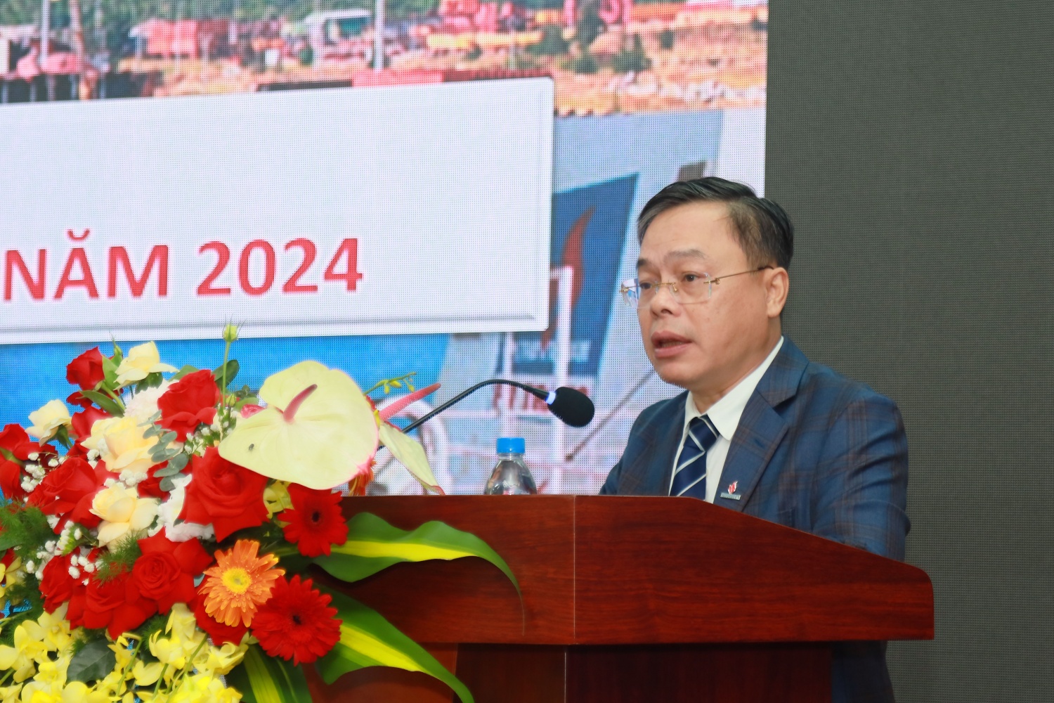 Ông Nguyễn Anh Minh - Tổng Giám đốc DQS báo cáo về tình hình SXKD năm 2024 của đơn vị.
