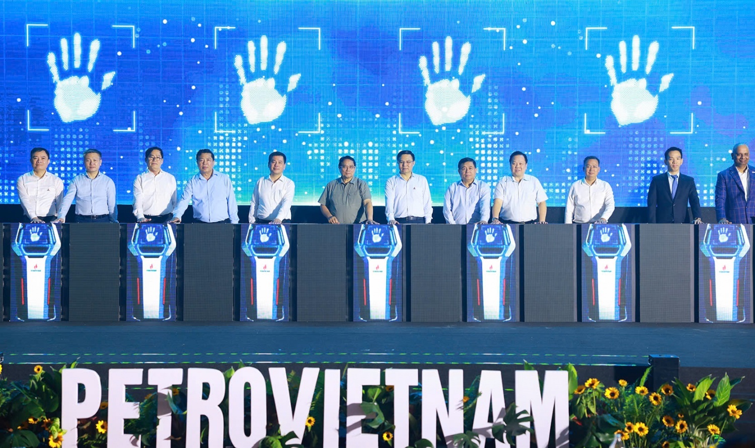 Thủ tướng Chính phủ Phạm Minh Chính cùng lãnh đạo các bộ, ngành, Petrovietnam thực hiện nghi thức hạ thủy và bàn giao chân đế ĐGNK Thủ tướng Chính phủ Phạm Minh Chính cùng lãnh đạo các bộ, ngành, Petrovietnam thực hiện nghi thức hạ thủy và bàn giao chân đế ĐGNK