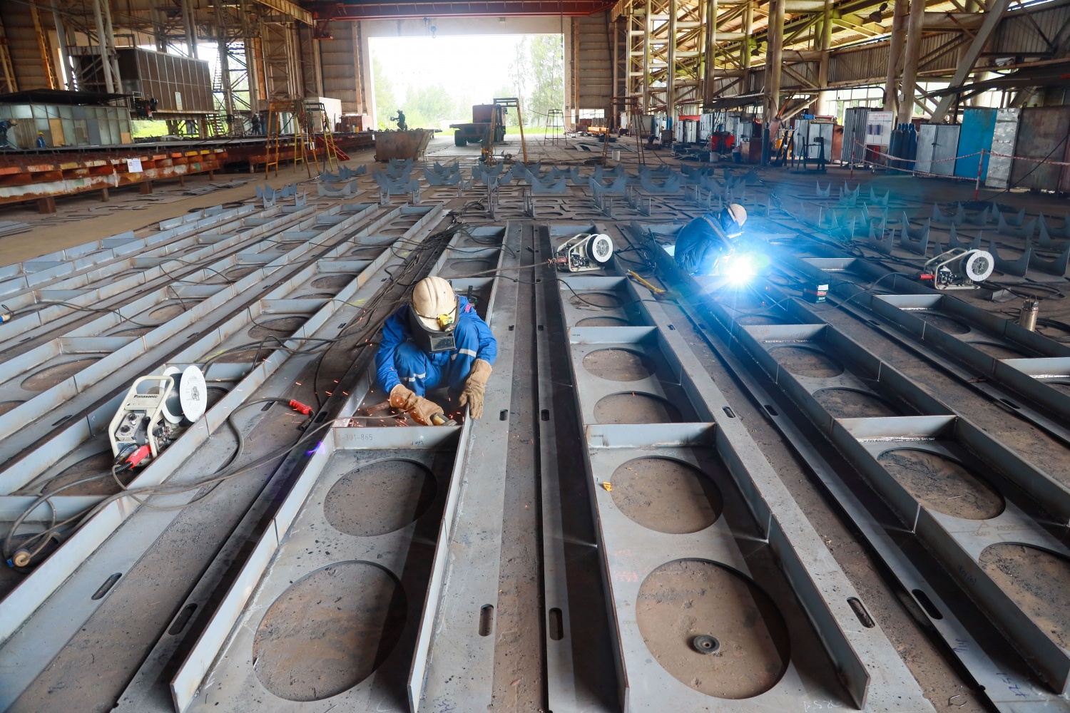 Các công nhân của DQS đang chế tạo các cấu kiện của series 4 tàu có tải trọng 5.000 DWT cho chủ tàu từ Hà Lan. Đây là một trong những hoạt động nổi bật của DQS trong năm 2024. Ghi dấu sự tin tưởng, ghi nhận của các đối tác nước ngoài về năng lực của DQS t