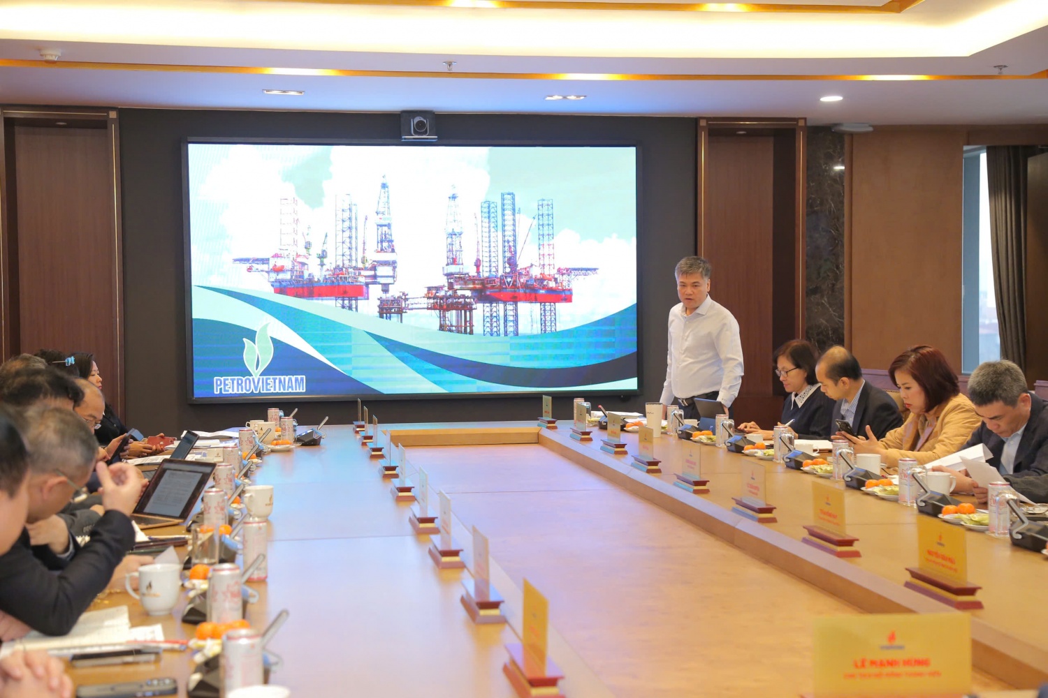 Petrovietnam xác định vai trò tiên phong thực hiện mục tiêu tăng trưởng “hai con số” Petrovietnam xác định vai trò tiên phong thực hiện mục tiêu tăng trưởng “hai con số”