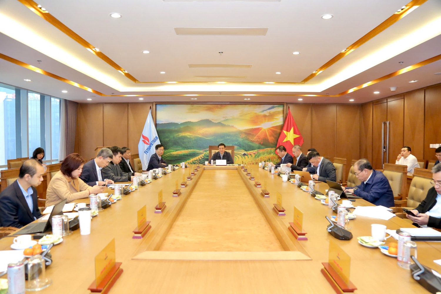 Petrovietnam xác định vai trò tiên phong thực hiện mục tiêu tăng trưởng “hai con số” Petrovietnam xác định vai trò tiên phong thực hiện mục tiêu tăng trưởng “hai con số”