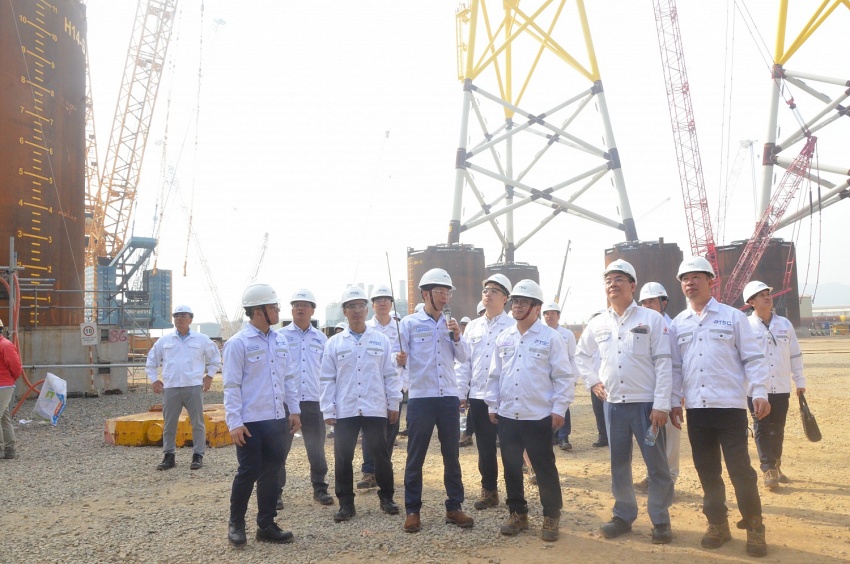 Chùm ảnh: Thứ trưởng Bộ Công Thương Trương Thanh Hoài tham quan Trung tâm công nghiệp năng lượng và hậu cần kỹ thuật PTSC/Petrovietnam Thứ trưởng Bộ Công Thương Trương Thanh Hoài thăm khu chế tạo chân đế điện gió ngoài khơi PTSC