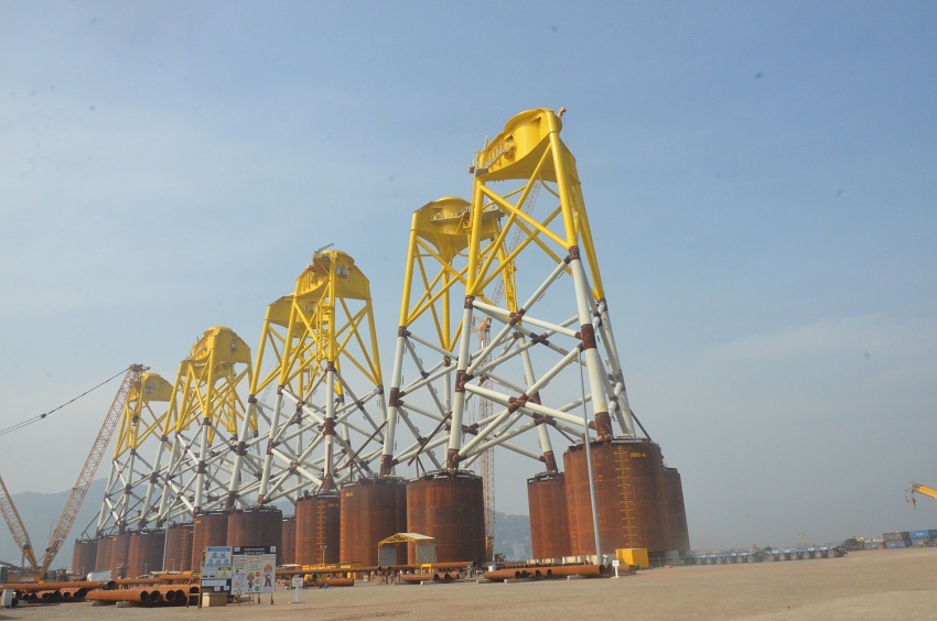 Thứ trưởng Bộ Công Thương Trương Thanh Hoài thăm khu chế tạo chân đế điện gió ngoài khơi PTSC