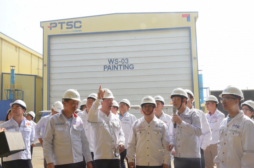 Thứ trưởng Bộ Công Thương Trương Thanh Hoài thăm khu chế tạo chân đế điện gió ngoài khơi PTSC