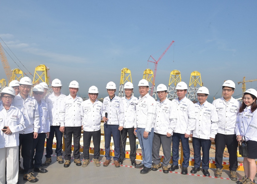 Thứ trưởng Bộ Công Thương Trương Thanh Hoài thăm khu chế tạo chân đế điện gió ngoài khơi PTSC