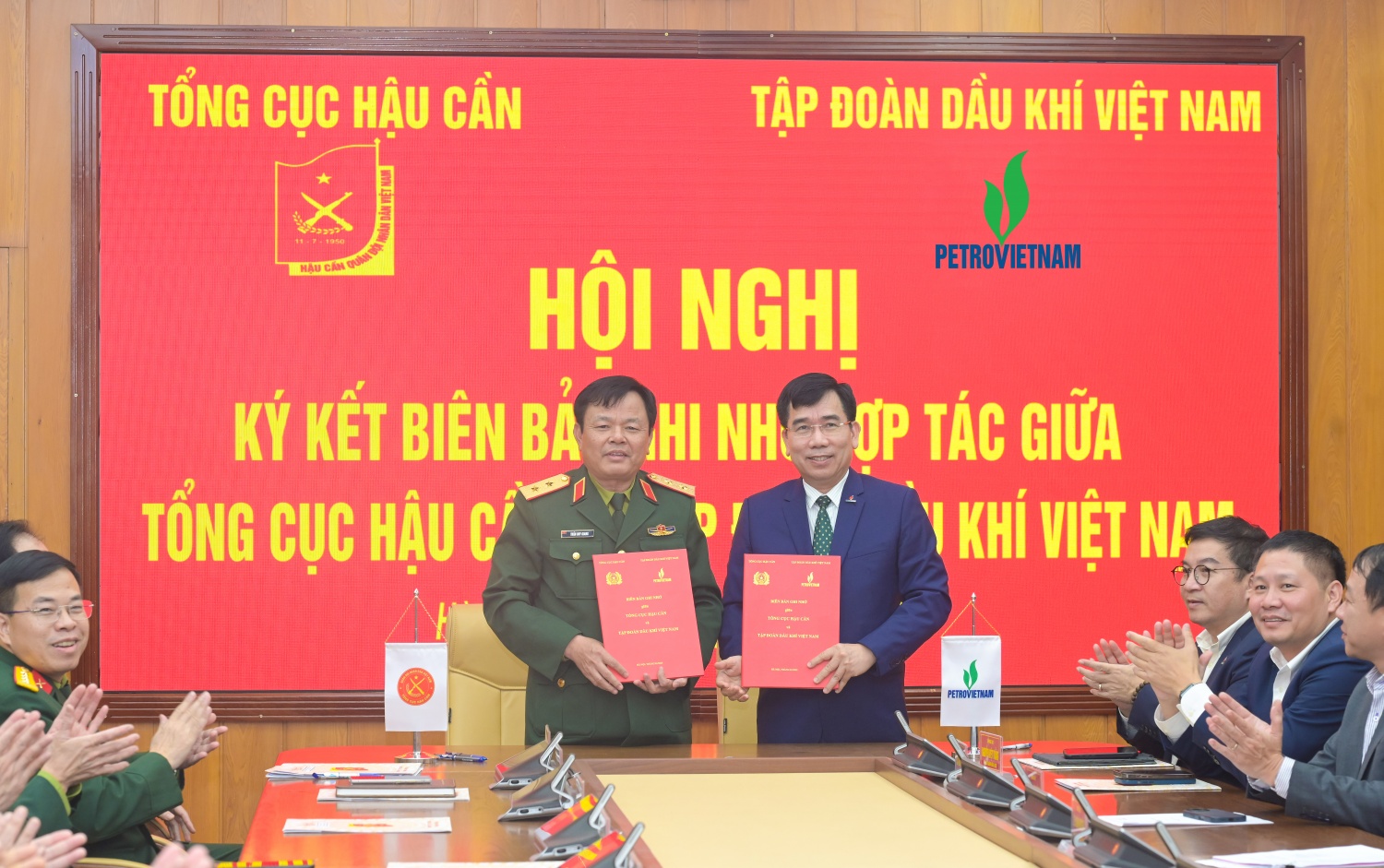 Petrovietnam ký Biên bản ghi nhớ hợp tác với Tổng cục Hậu cần Petrovietnam ký Biên bản ghi nhớ hợp tác với Tổng cục Hậu cần