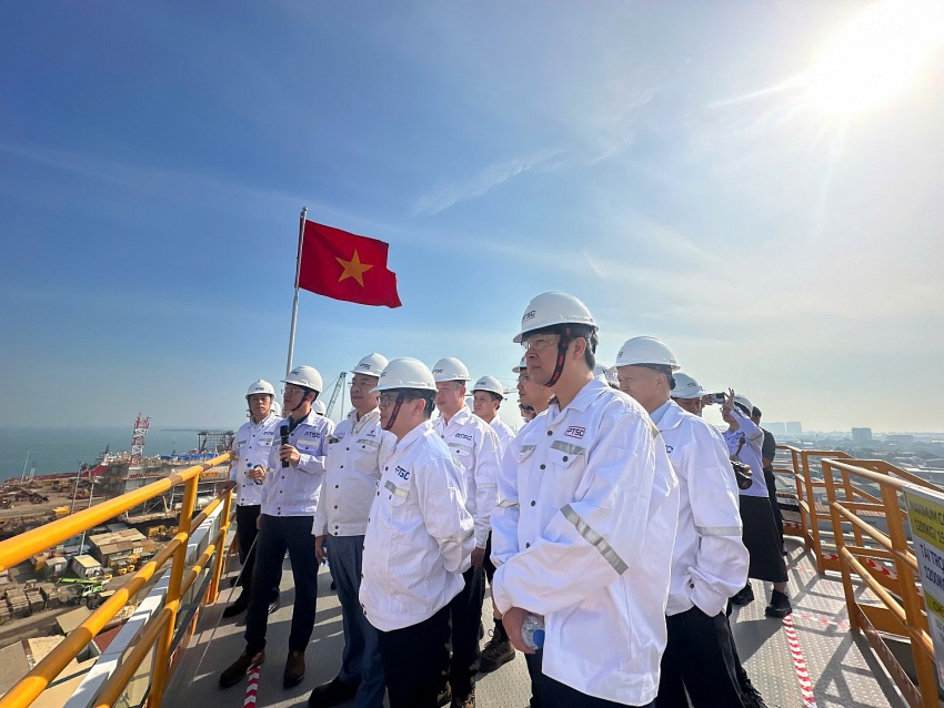 Thứ trưởng Bộ Công Thương Trương Thanh Hoài thăm khu chế tạo chân đế điện gió ngoài khơi PTSC