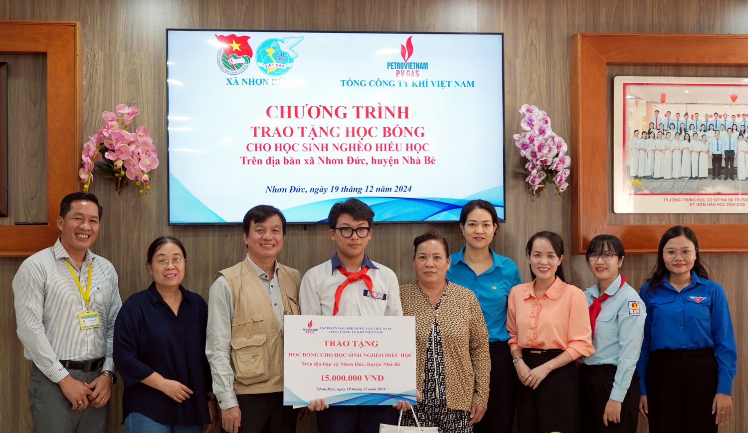 Trao học bổng “Thắp sáng ước mơ Việt Nam” cho em Duy Khánh