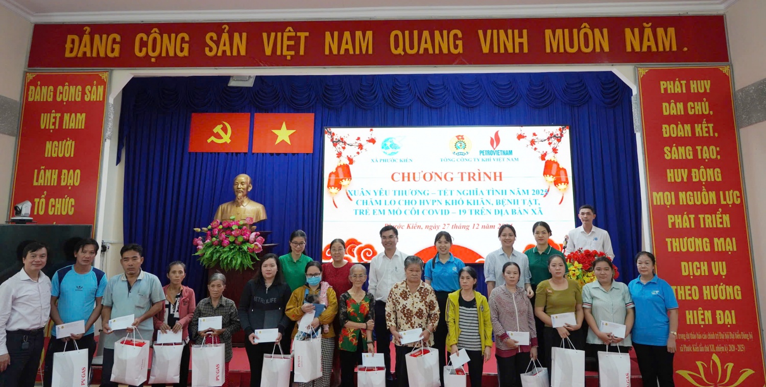 Tặng quà Tết cho các gia đình khó khăn huyện Nhà Bè