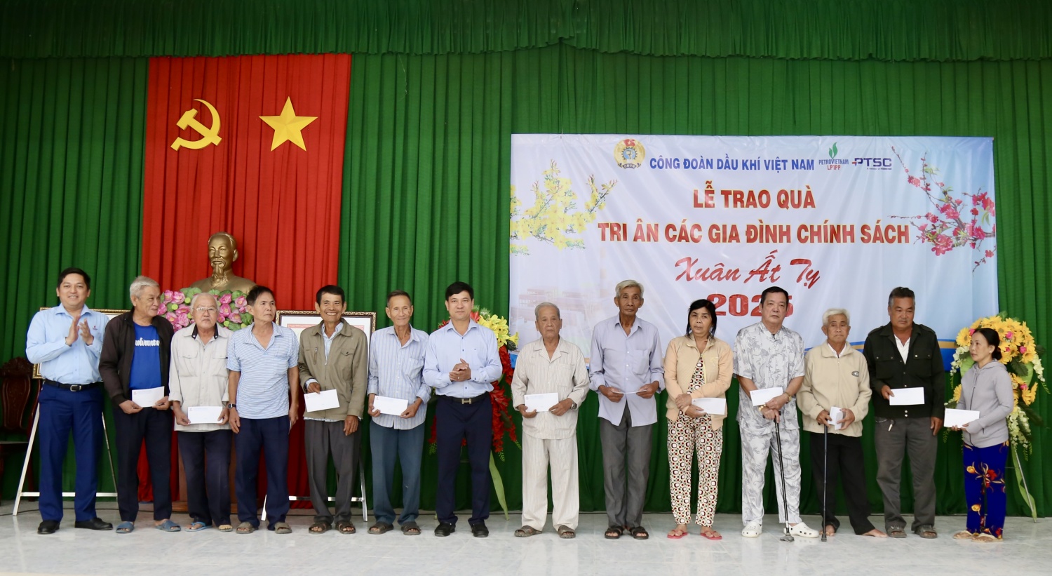 Công đoàn Ban QLDA ĐLDK Long Phú 1 tổ chức nhiều hoạt động ý nghĩa tại chương trình “Xuân nghĩa tình Dầu khí - Tết ấm áp sẻ chia” “Xuân nghĩa tình Dầu khí - Tết ấm áp, sẻ chia” tại Ban QLDA ĐLDK Long Phú 1