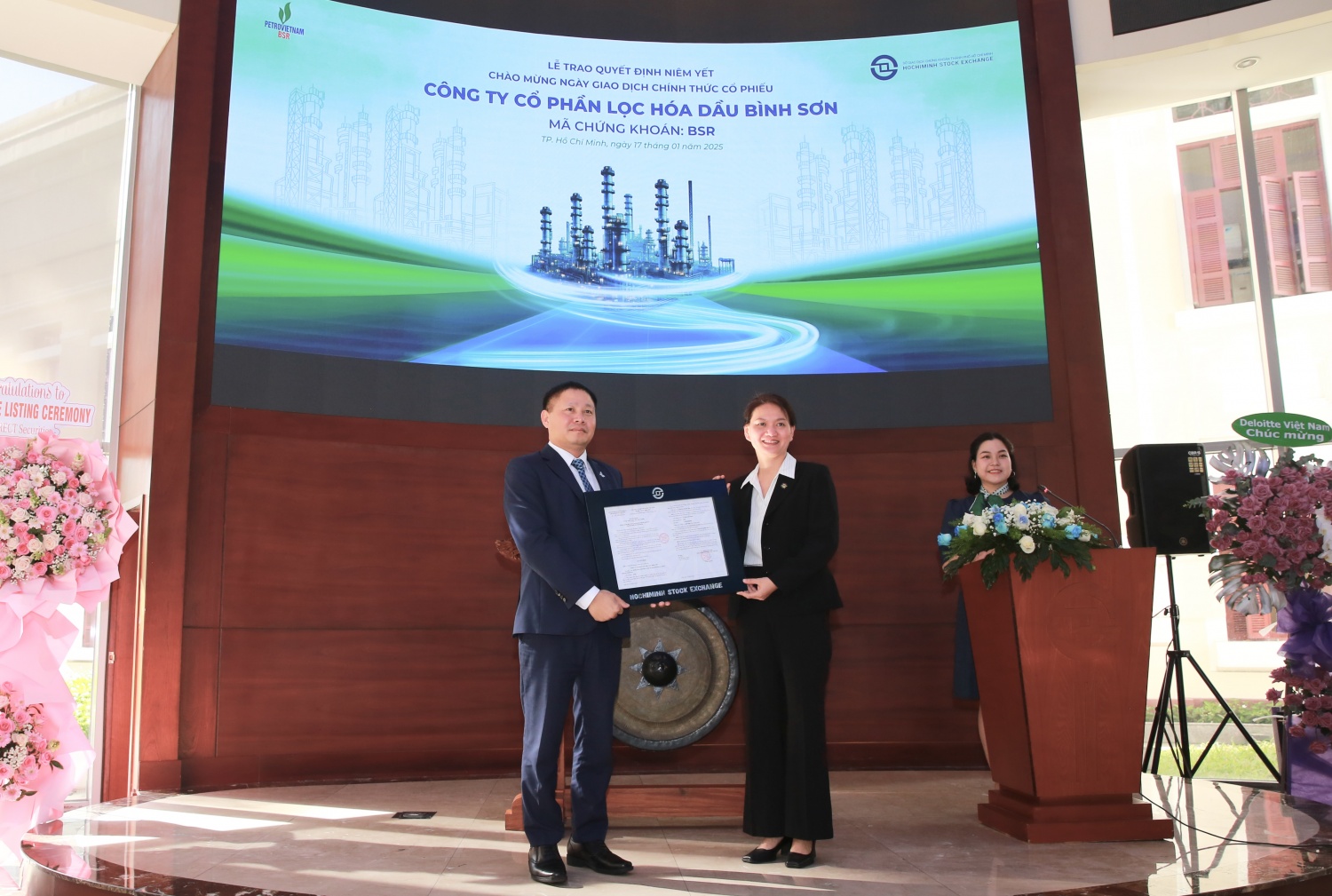 Trao quyết định Trao quyết định