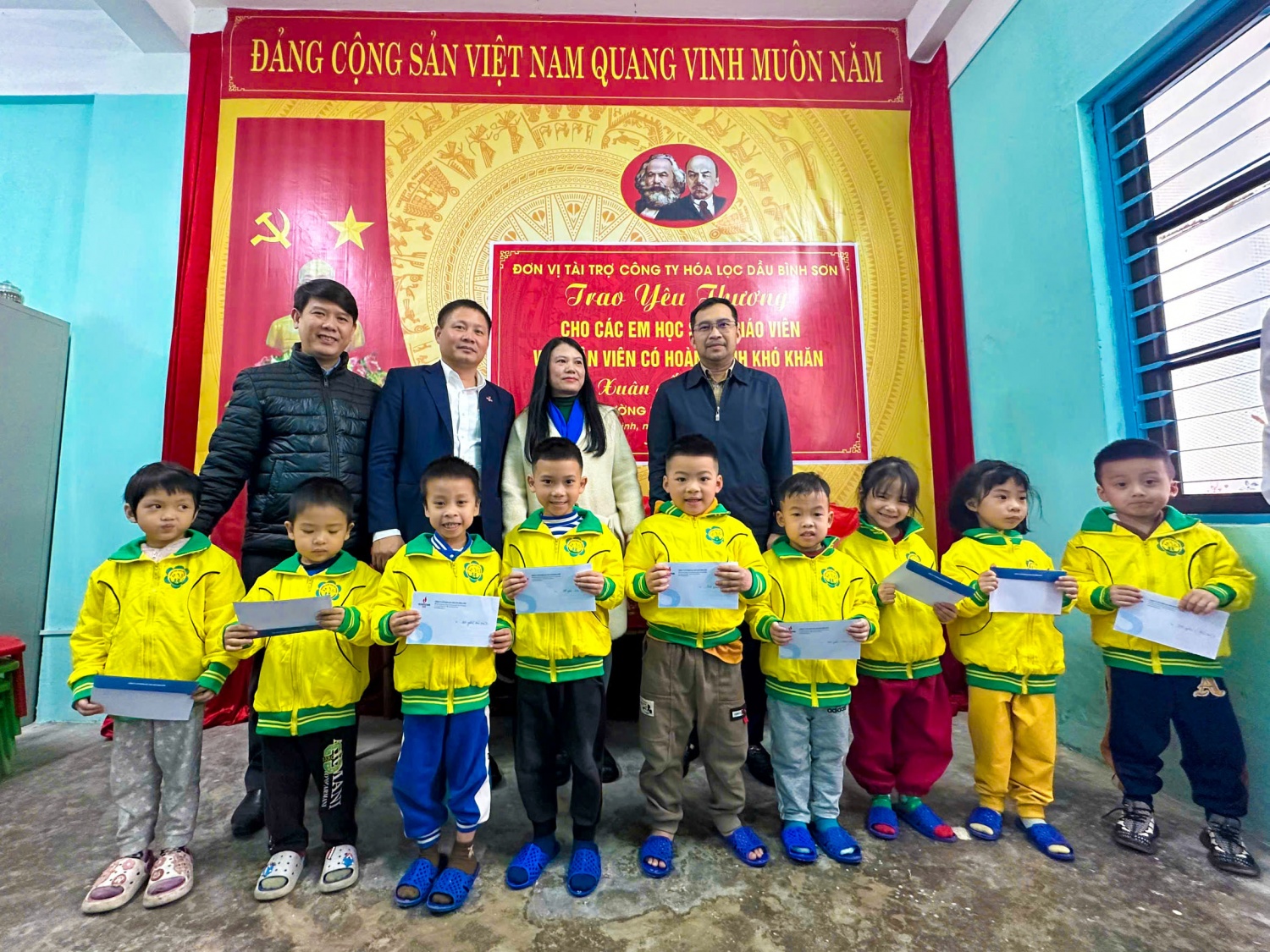 Ông Bùi Ngọc Dương – Chủ tịch HĐQT BSR (thứ 2 từ trái sang) trao quà Tết cho các em học sinh có hoàn cảnh khó khăn.
