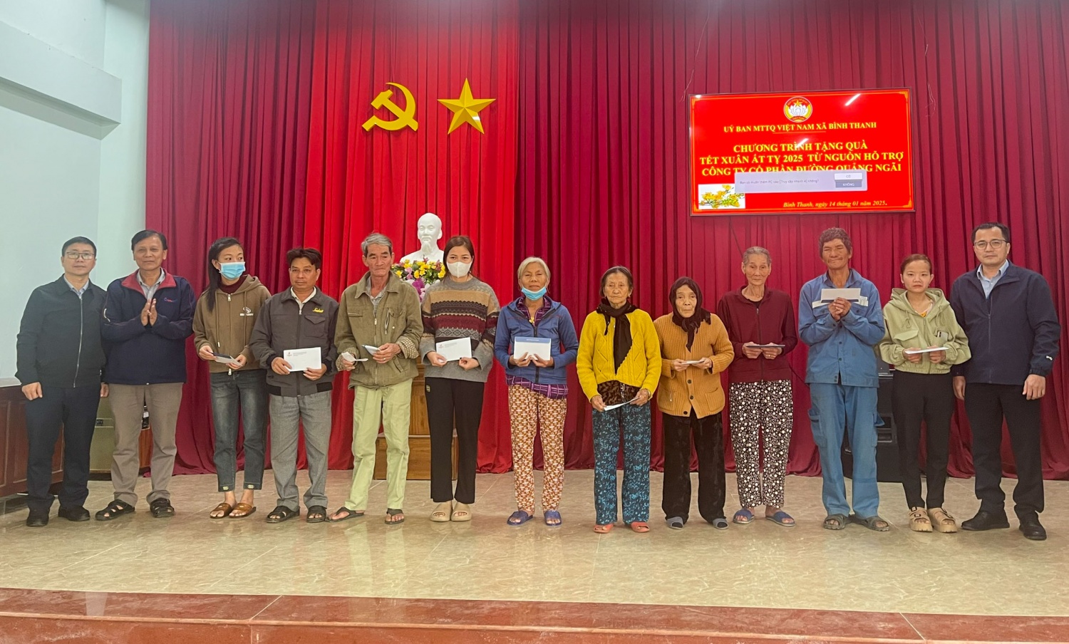 Đại diện BSR tổ chức trao quà tết cho bà con trên địa bàn huyện Bình Sơn, Quảng Ngãi.