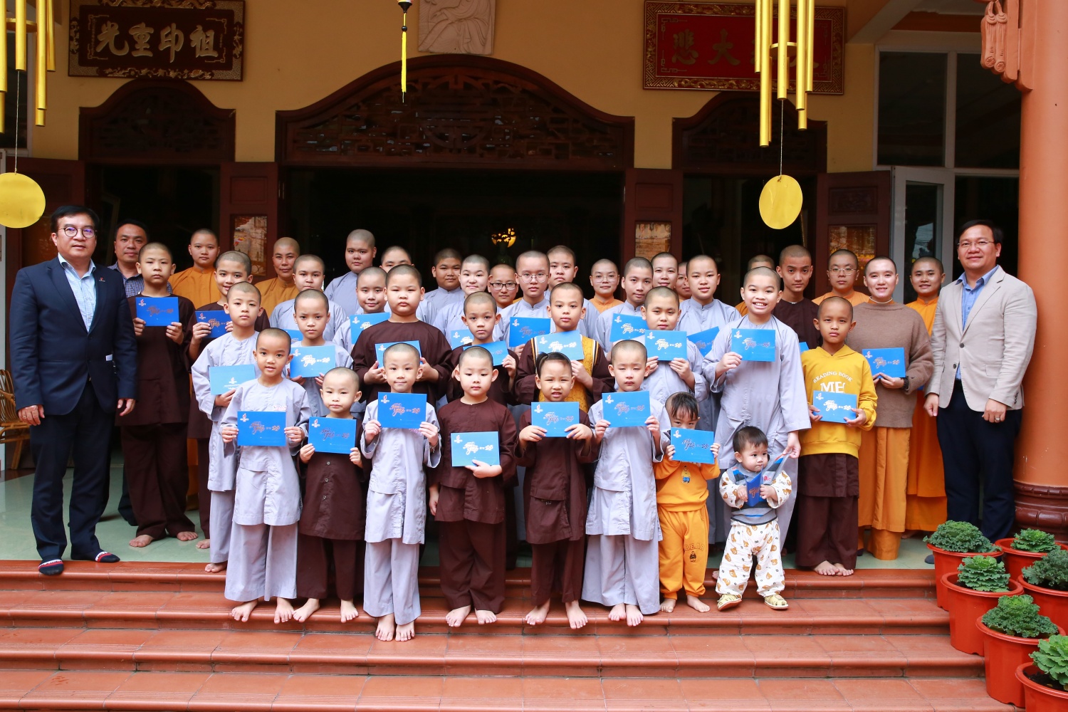 Ông Nguyễn Việt Thắng - Tổng Giám đốc BSR (ngoài cùng bên trái) trao quà Tết cho các em nhỏ mồ côi tại chùa Phổ Quang (phường Quảng Phú, TP Quảng Ngãi).
