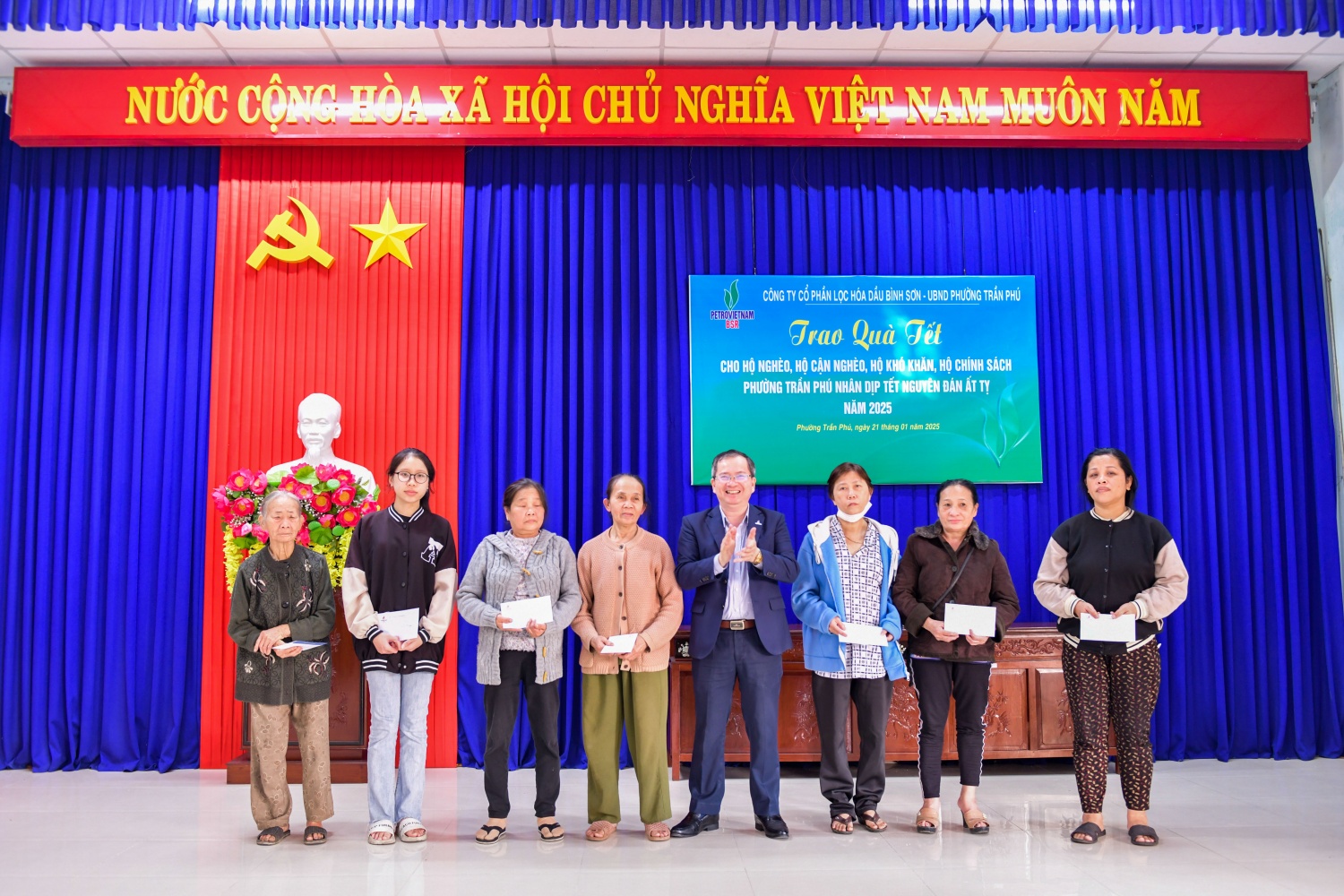 Ông Khương Lê Thành - Thành viên HĐQT BSR trao tặng các phần quà cho bà con người dân trên địa bàn TP Quảng Ngãi.