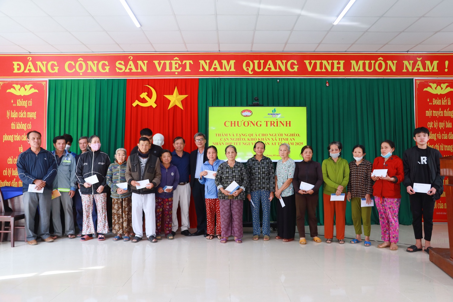 Ông Hà Đổng - Thành viên HĐQT BSR (đeo kính, đứng giữa) trao các phần quà cho hộ nghèo, gia đình khó khăn của xã Tịnh An, TP Quảng Ngãi.
