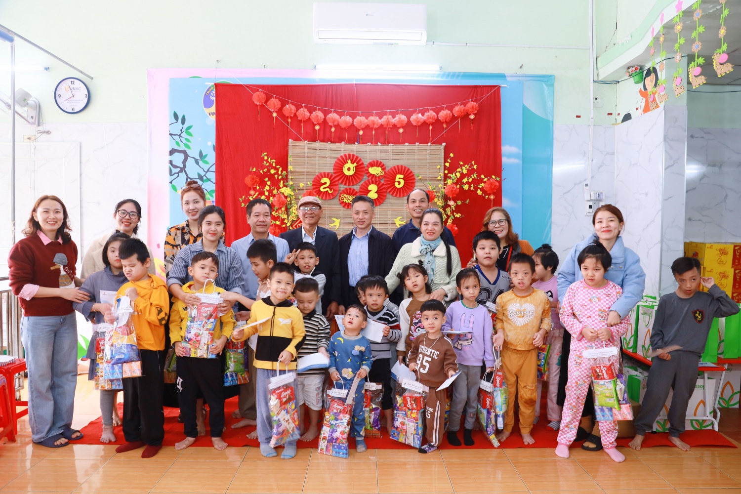 Ông Hạng Anh Minh - Thành viên HĐQT BSR (áo vest xanh đen, đứng giữa) trao quà cho các em học sinh khuyết tật, chậm phát triển tại Trung tâm Can thiệp sớm và Giáo dục Trẻ khuyết tật Ước Mơ Xanh (Quảng Ngãi).