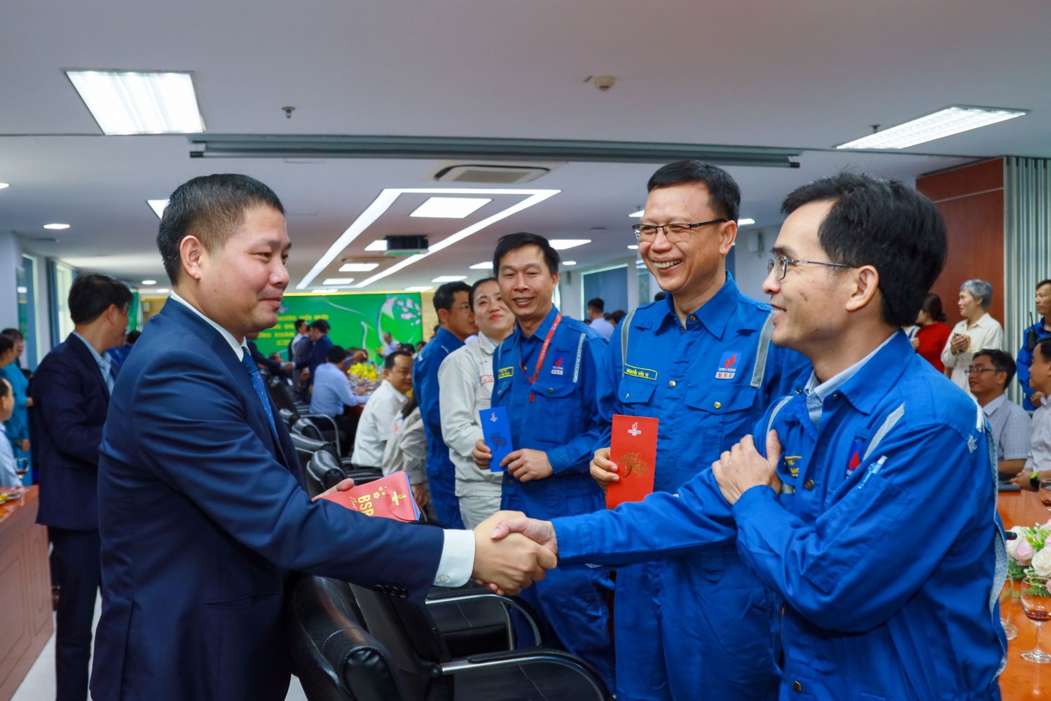 Chủ tịch HĐQT BSR Bùi Ngọc Dương lì xì, chúc Tết người lao động.