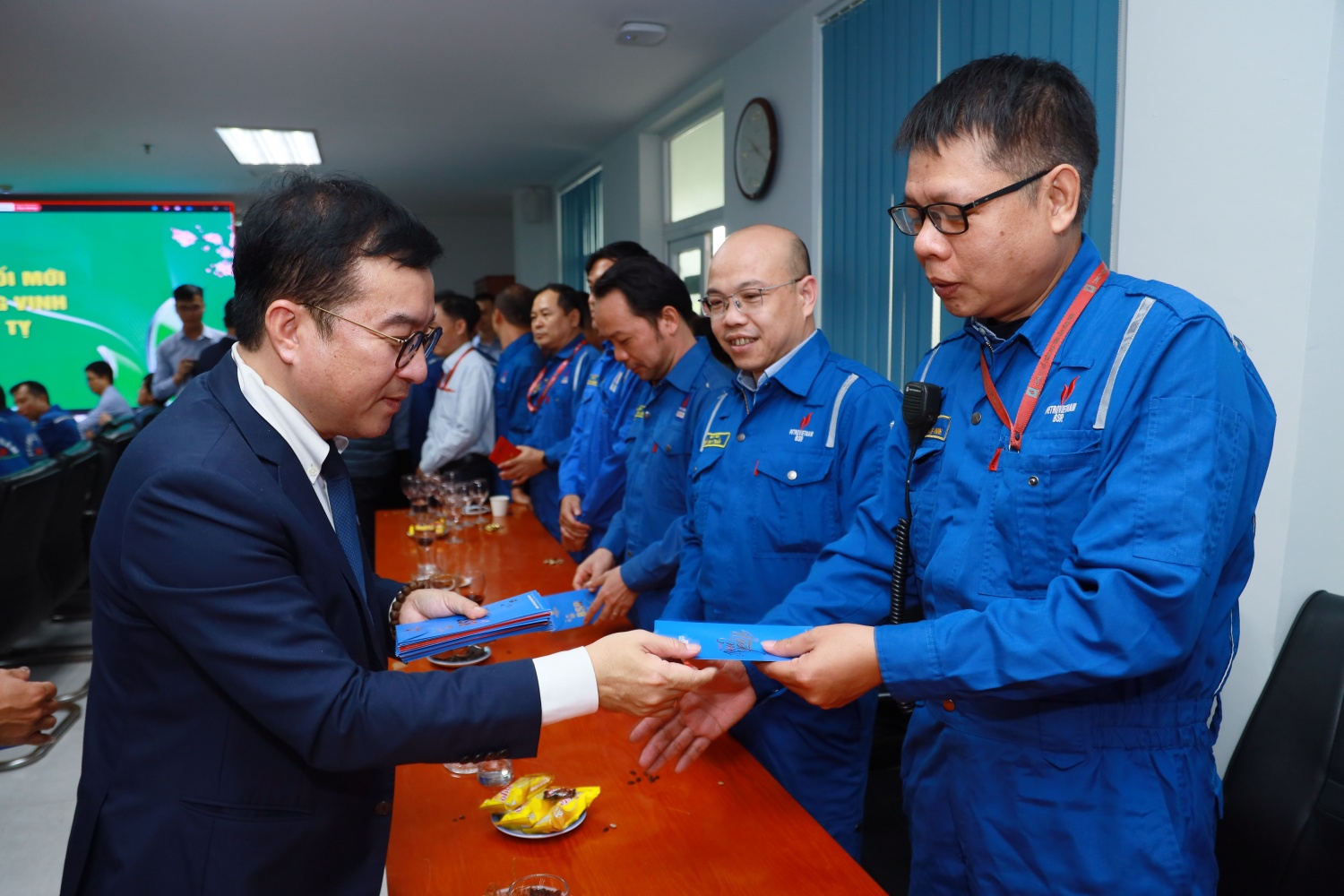 Tổng Giám đốc BSR Nguyễn Việt Thắng lì xì, chúc Tết người lao động.