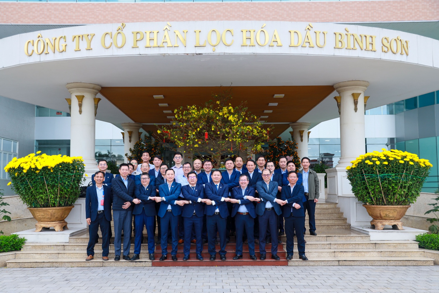 Ban Lãnh đạo cùng người lao động BSR thể hiện quyết tâm thực hiện thành công những chiến lược, mục tiêu đặt ra trong năm 2025.