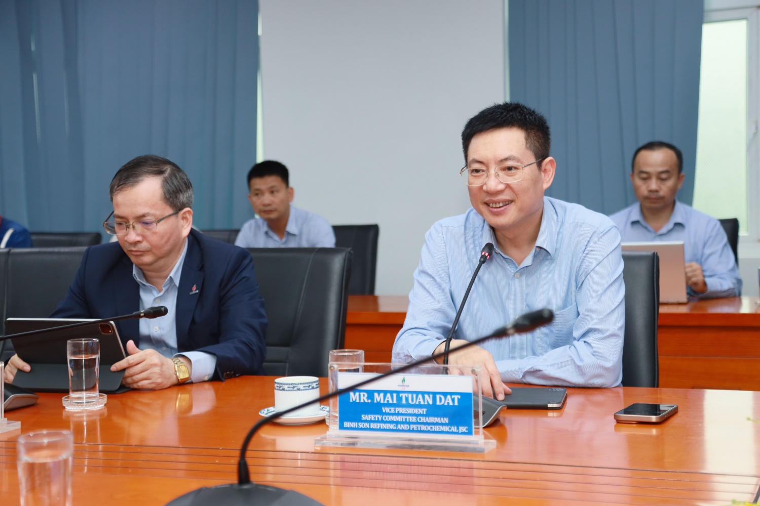 Ông Mai Tuấn Đạt – Phó Tổng Giám đốc BSR phát biểu, thảo luận các vấn đề về công tác an toàn cho NMLD Dung Quất