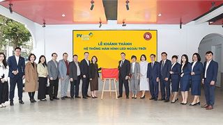 PVcomBank trao tặng học bổng và hệ thống màn hình LED cho trường Đại học Ngoại thương
