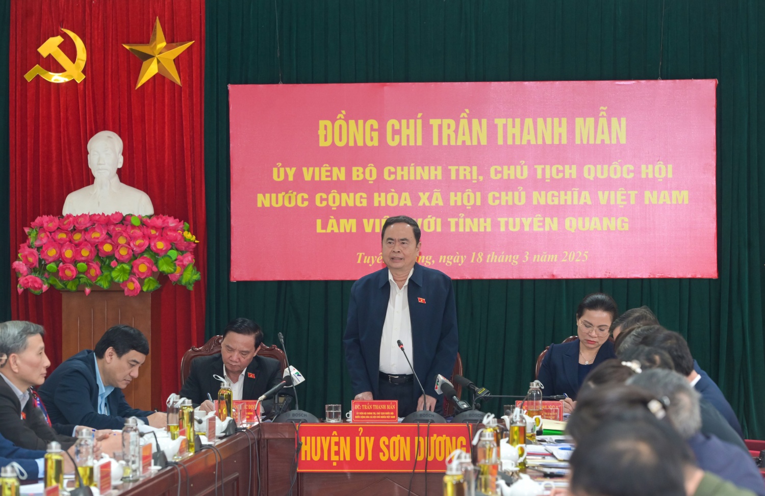 Chủ tịch Quốc hội Trần Thanh Mẫn phát biểu tại cuộc làm việc với Ban Thường vụ Tỉnh ủy Tuyên Quang. Chủ tịch Quốc hội Trần Thanh Mẫn phát biểu tại cuộc làm việc với Ban Thường vụ Tỉnh ủy Tuyên Quang.