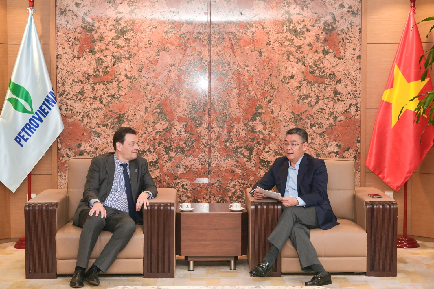 Petrovietnam Enhances Cooperation with Belgian Enterprises in Renewable Energy”