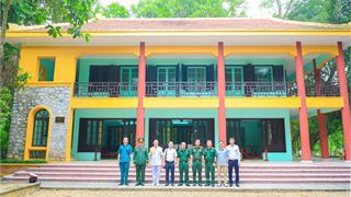 [Chùm ảnh] Hội CCB Petrovietnam dâng hương tại Khu di tích K9 Đá Chông và trao quà cho nạn nhân chất độc da cam