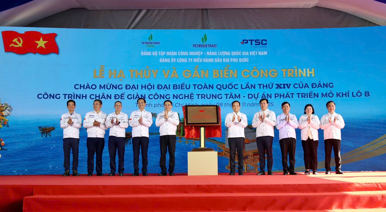 Gắn biển công trình chân đế giàn CPP Lô B chào mừng Đại hội Đảng toàn quốc lần thứ XIV”