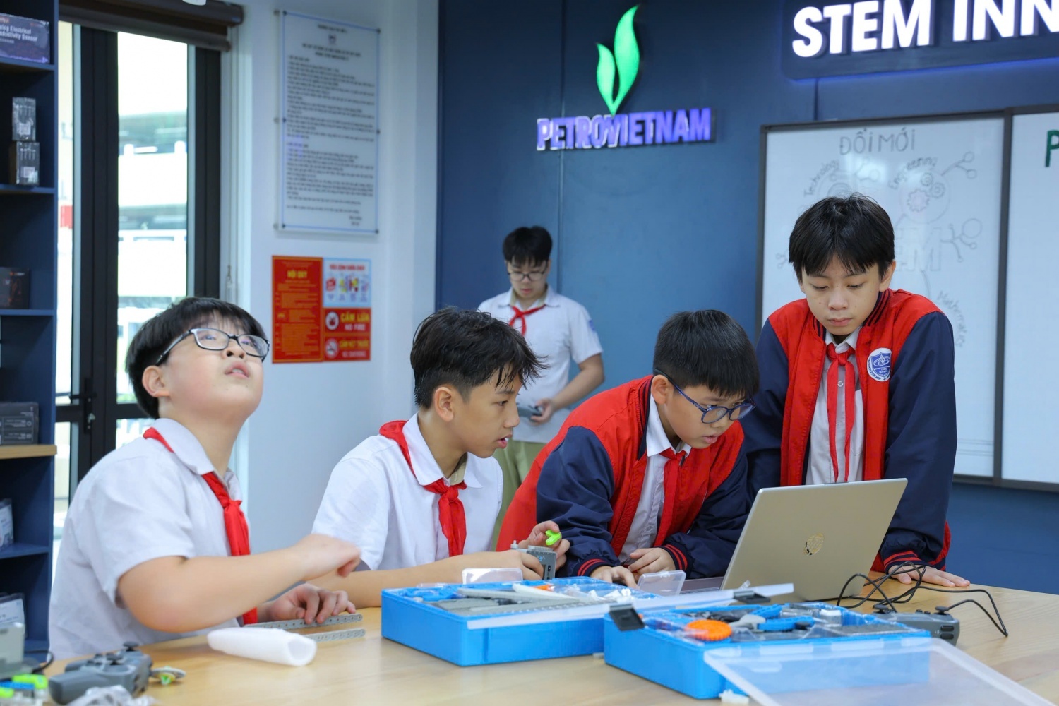 STEM Innovation Petrovietnam: Cánh cửa tri thức mới cho học sinh vùng cao Lâm Đồng”