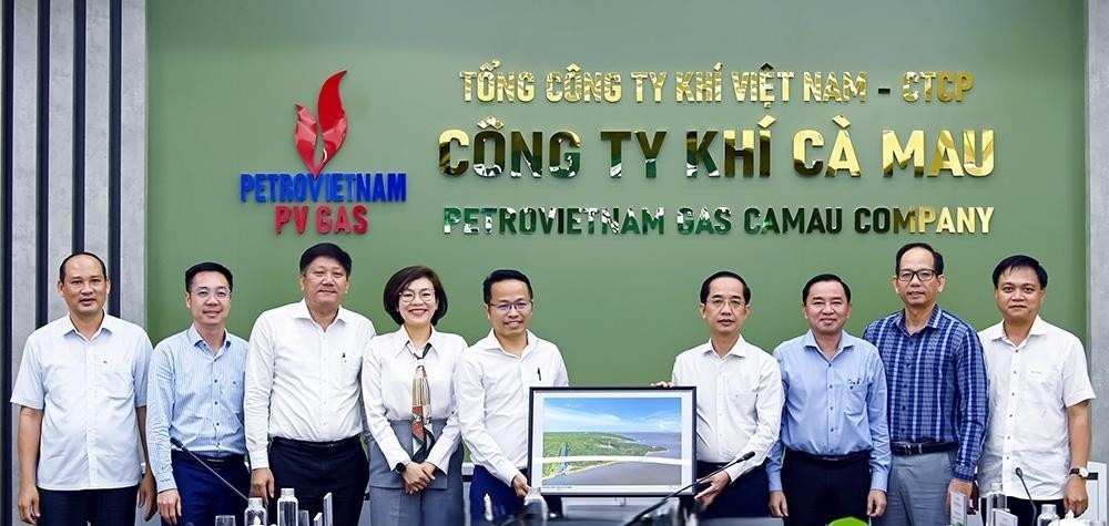 Đồng chí Hồ Thanh Thuỷ đã tặng bức ảnh Mũi Cà Mau cho lãnh đạo PV GAS CA MAU