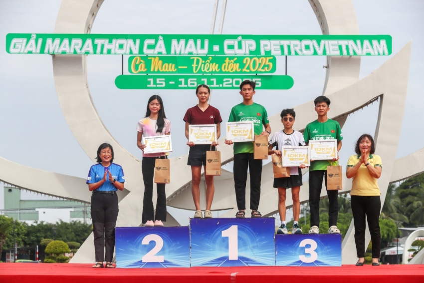 Trao giải chung cuộc nam, nữ cự ly 10km