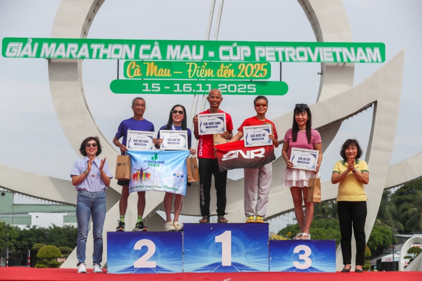 Trao giải nam, nữ, độ tuổi trên 50 ở cự ly 21km