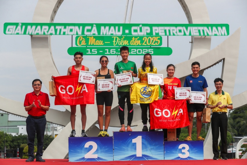 Trao giải nam, nữ, độ tuổi 16 - 29 ở cự ly 42km