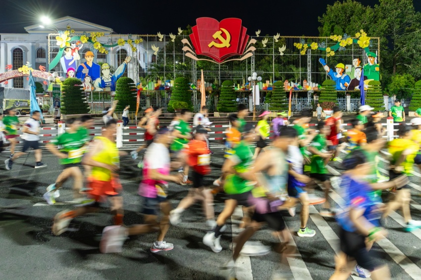 Không gian rộng rãi, hiện đại cùng các tuyến đường chạy rợp bóng cây tạo nên bầu không khí sôi động ngay từ những loạt xuất phát lúc 3h sáng.