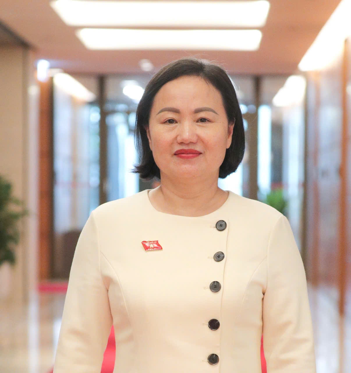 ĐBQH Phạm Thúy Chinh - Phó Chủ nhiệm Ủy ban Kinh tế - Tài chính của Quốc hội trao đổi với phóng viên bên hành lang Quốc hội.