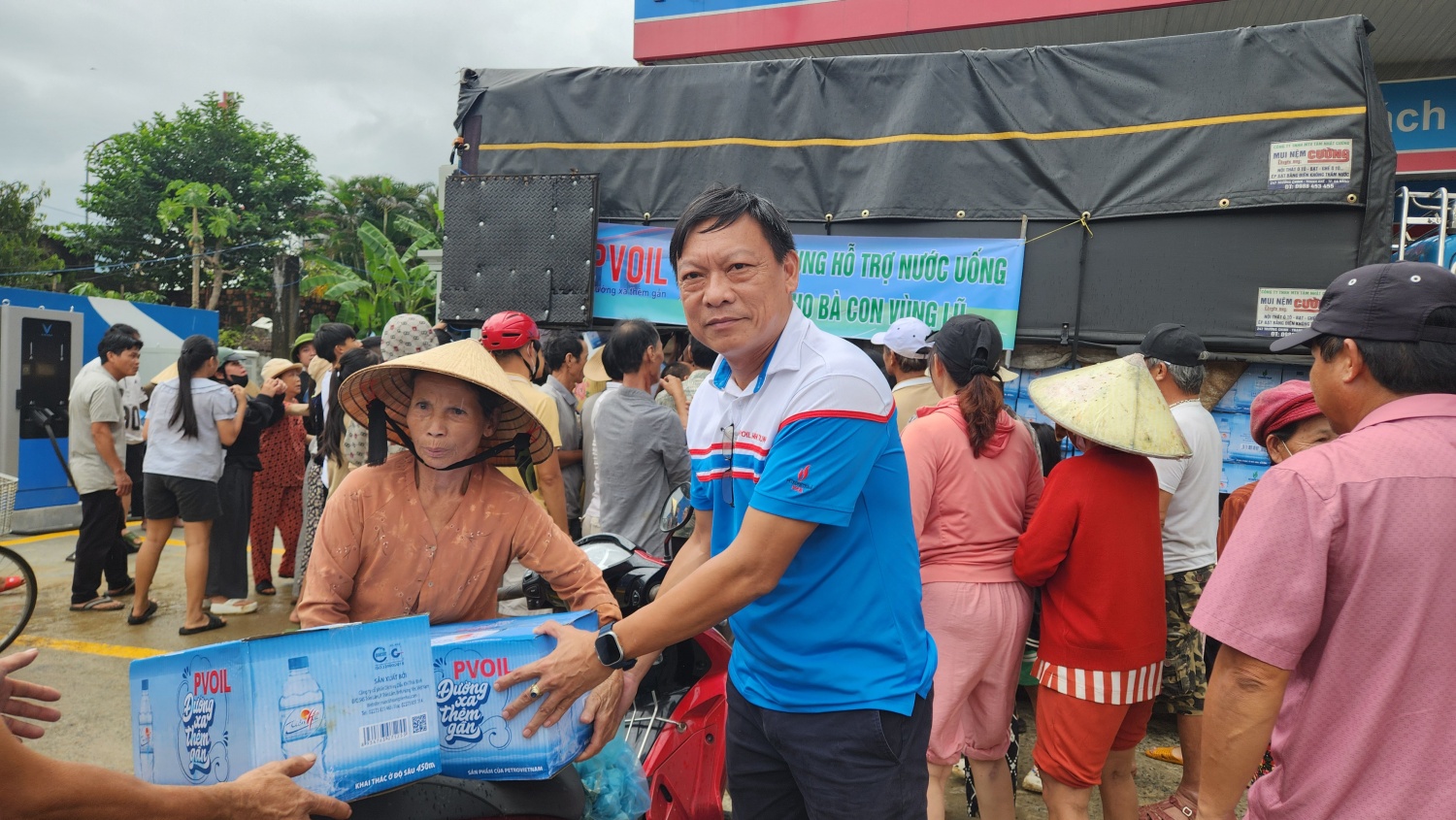 Đại diện PVOIL tặng nước uống cho đồng bào vùng lũ tại Miền Trung
